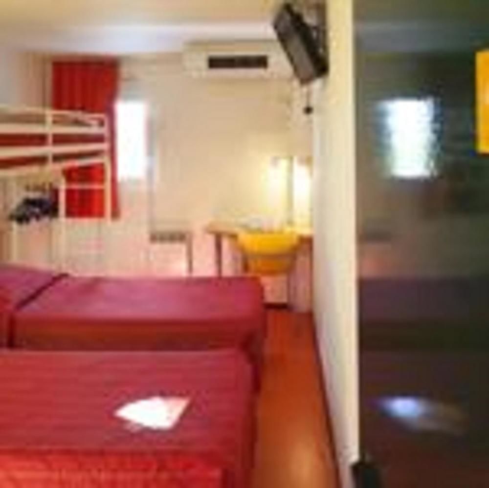 Premiere Classe Evreux Évreux Exterior foto A typical room at a love hotel
