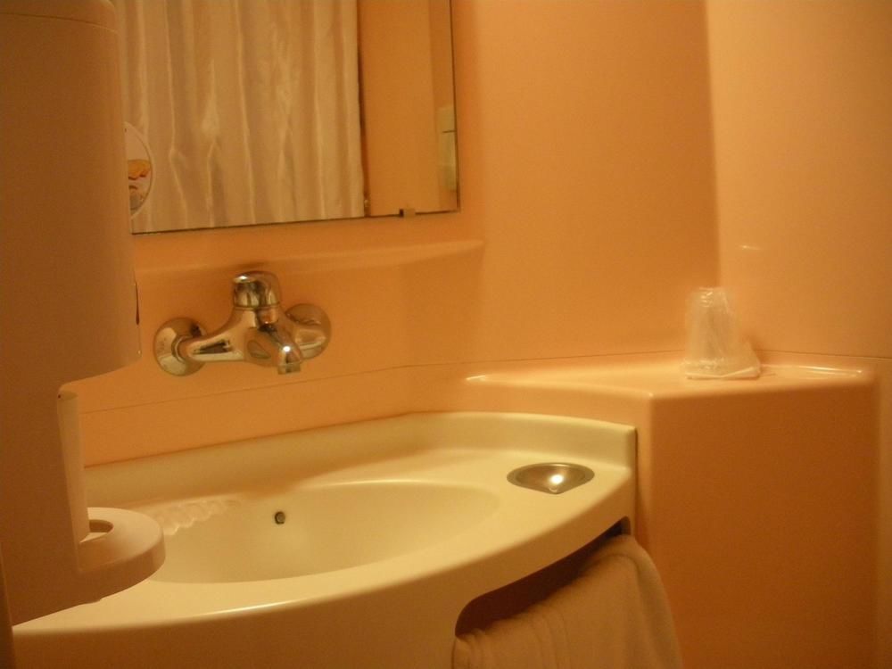 Premiere Classe Evreux Évreux Exterior foto A washbasin