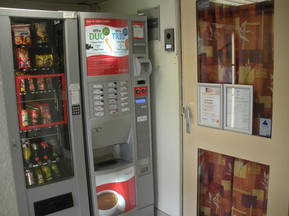 Premiere Classe Evreux Évreux Exterior foto A vending machine