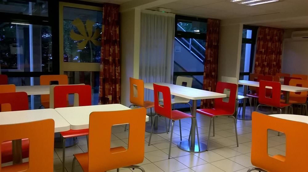 Premiere Classe Evreux Évreux Exterior foto The interior of a typical McDonald's restaurant