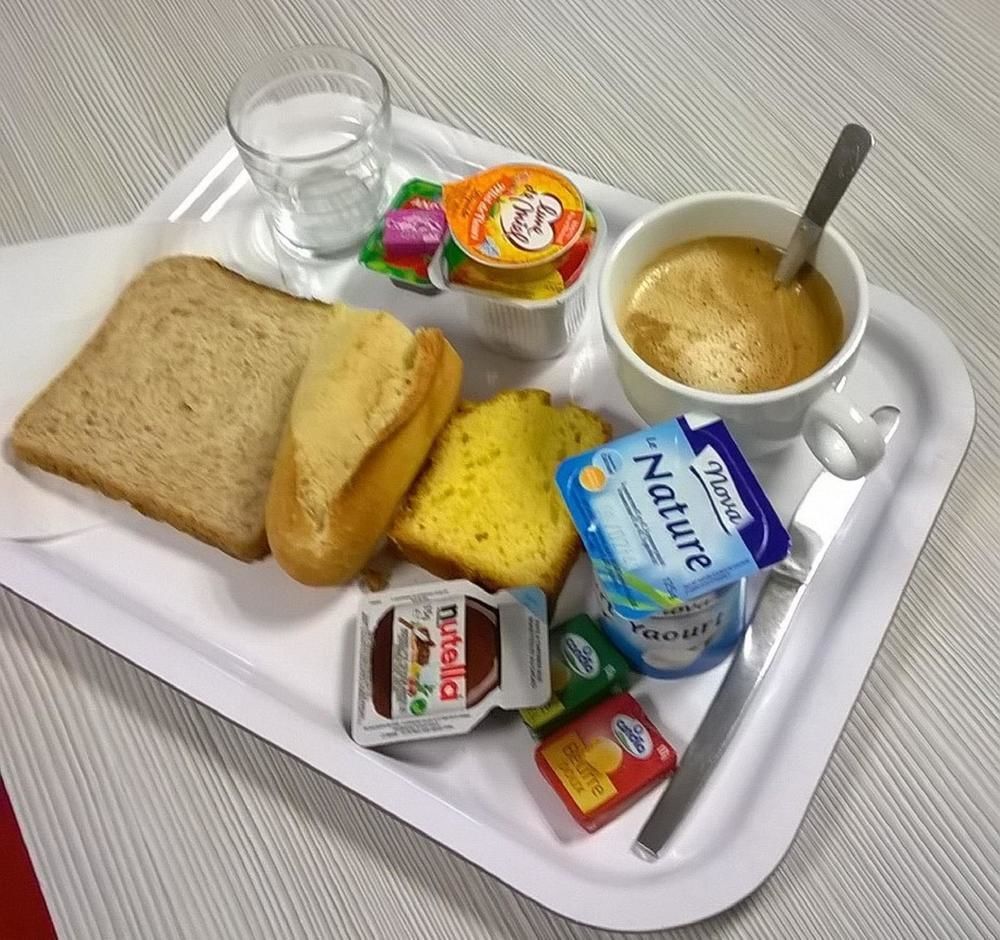 Premiere Classe Evreux Évreux Exterior foto A typical breakfast in France