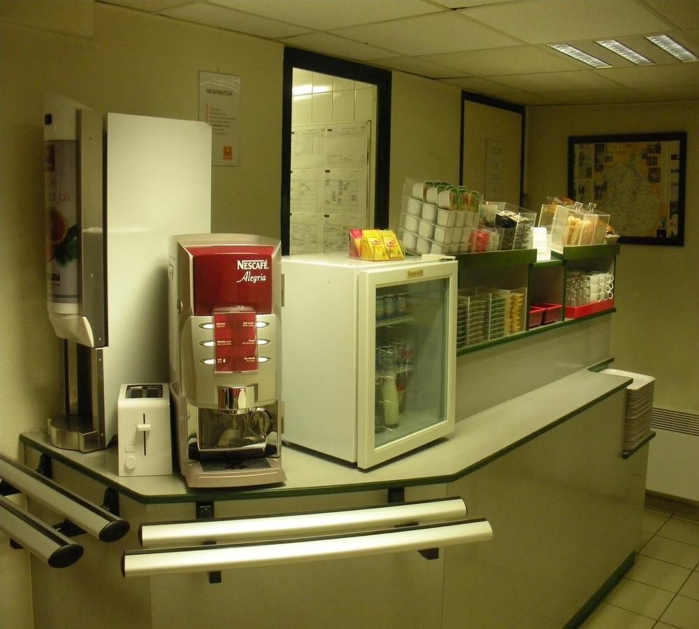 Premiere Classe Evreux Évreux Exterior foto A coffee machine in a hospital
