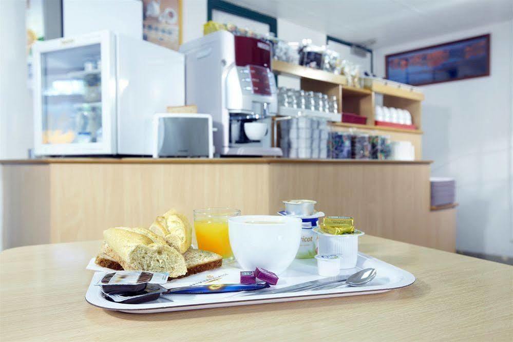 Premiere Classe Evreux Évreux Exterior foto A typical breakfast at a German hotel