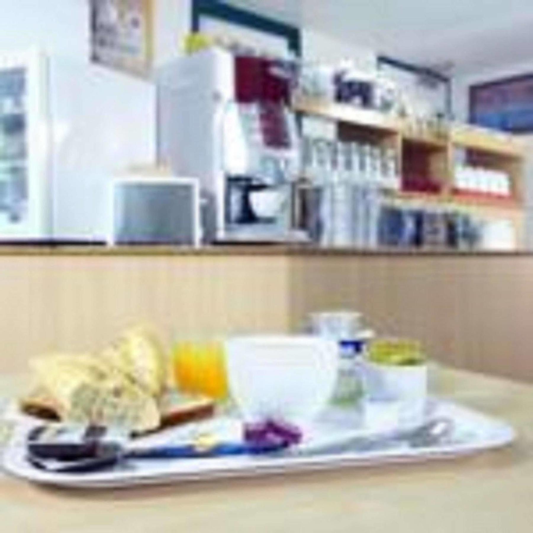Premiere Classe Evreux Évreux Exterior foto A typical meal at a hospital
