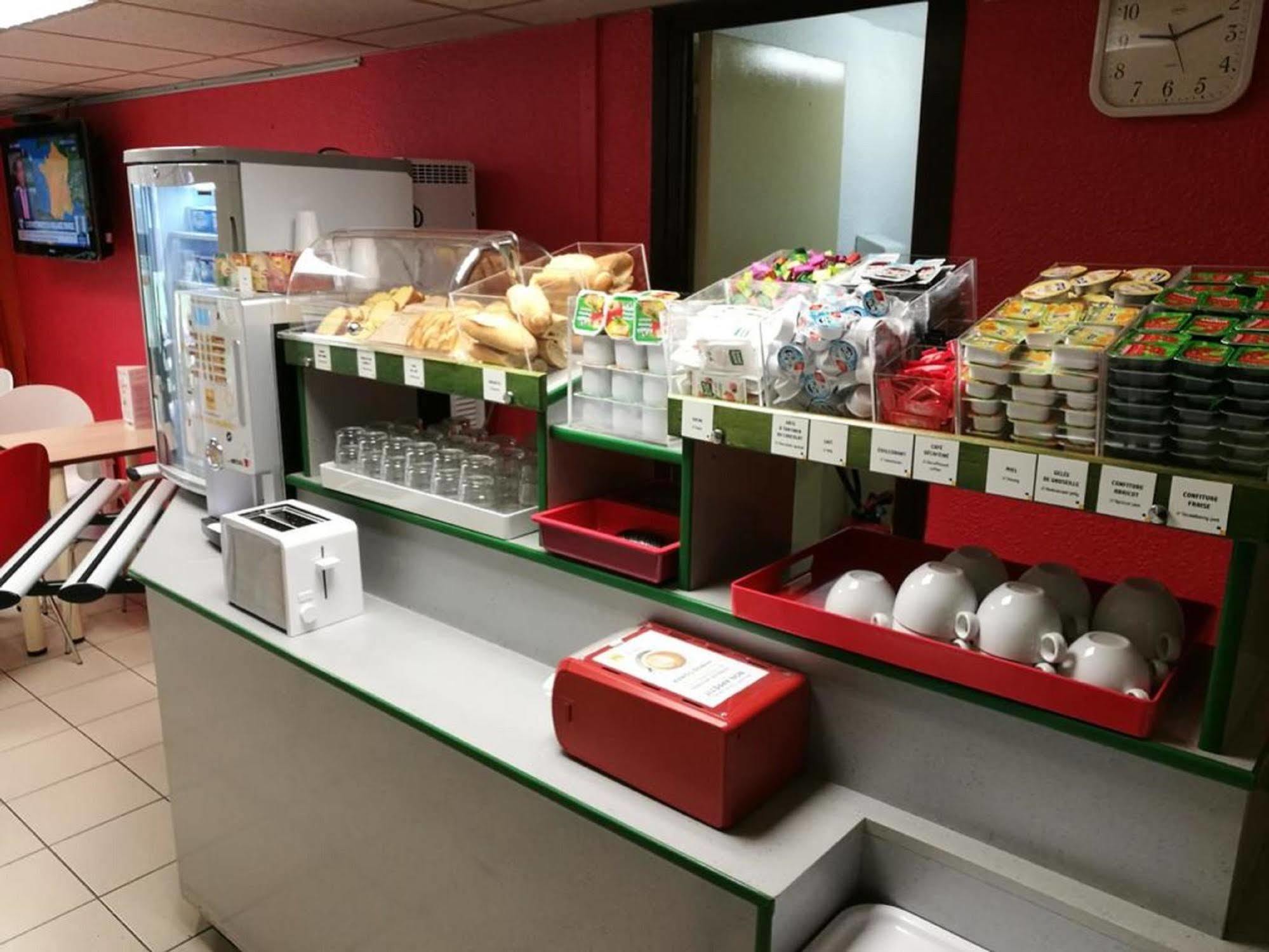 Premiere Classe Evreux Évreux Exterior foto The interior of a typical sandwich shop
