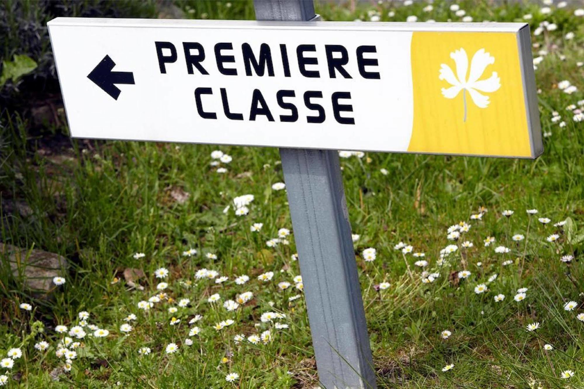 Premiere Classe Evreux Évreux Exterior foto A sign for the route