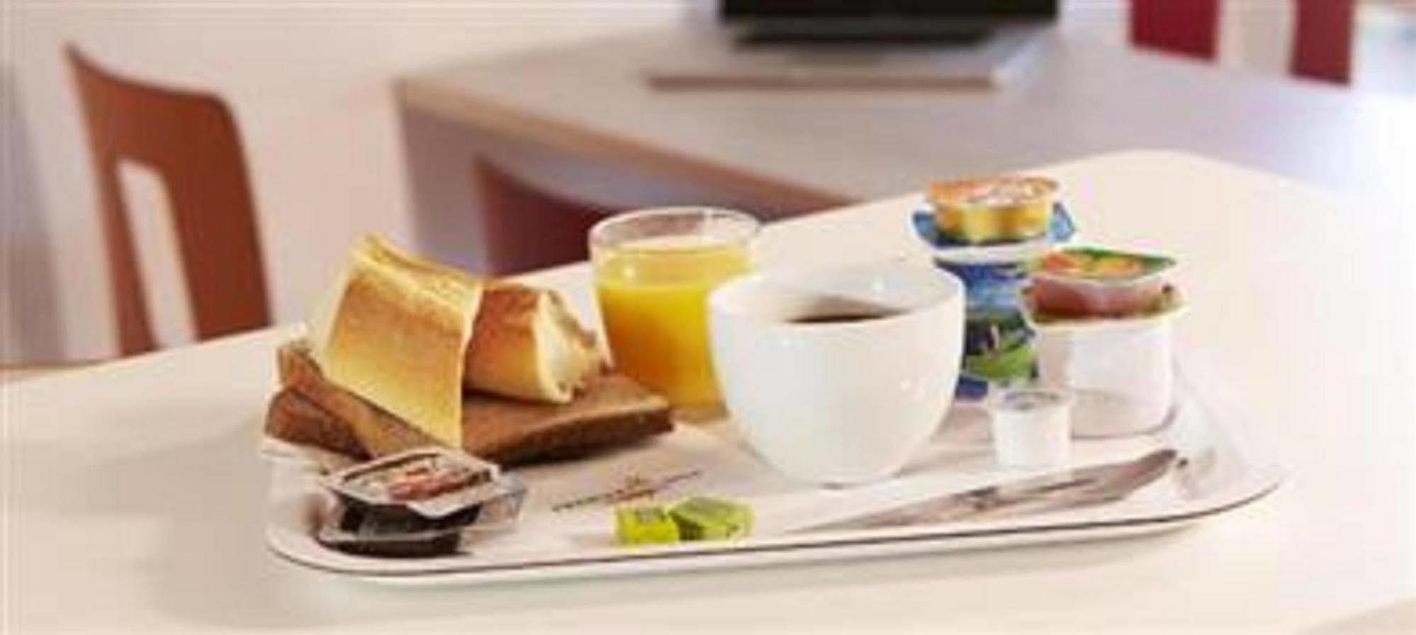Premiere Classe Evreux Évreux Exterior foto A typical breakfast